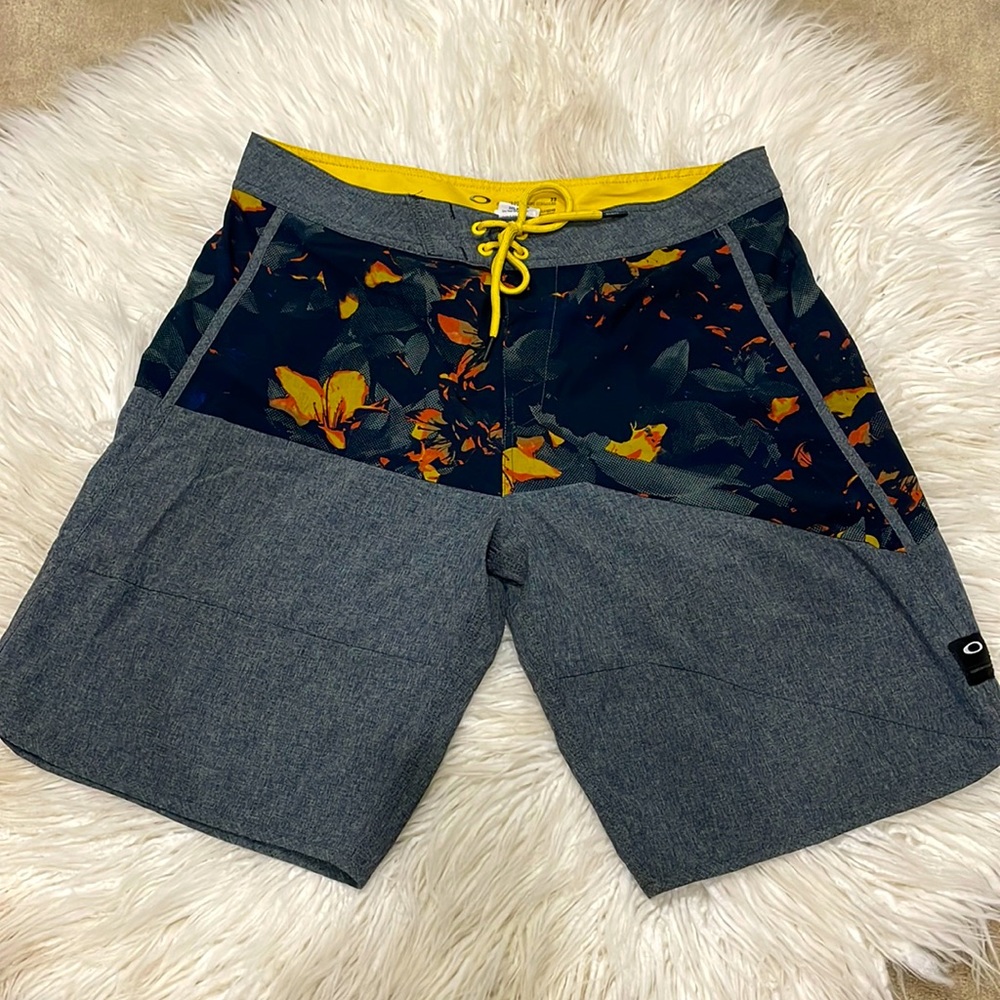 Oakley 20” board shorts men’s swim gray floral 33